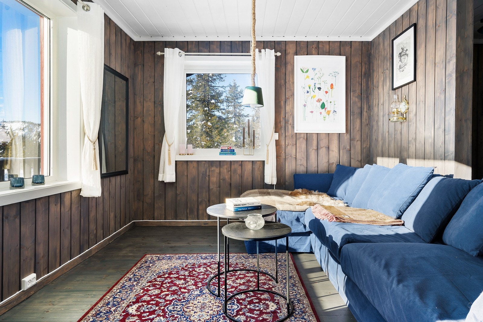 Fritidsboligen fremstår som en svært innbydende familiehytte fra 2013 med en effektiv planløsning Galleribilde