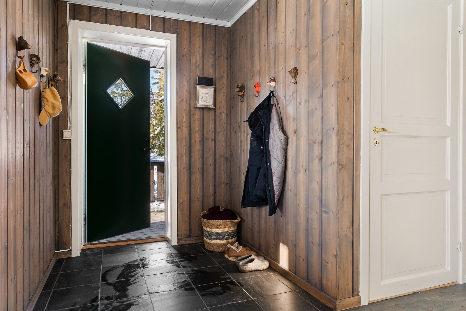 Fra entreen kommer du rett inn i stuen som har en åpen løsning mot kjøkkenet Galleribilde