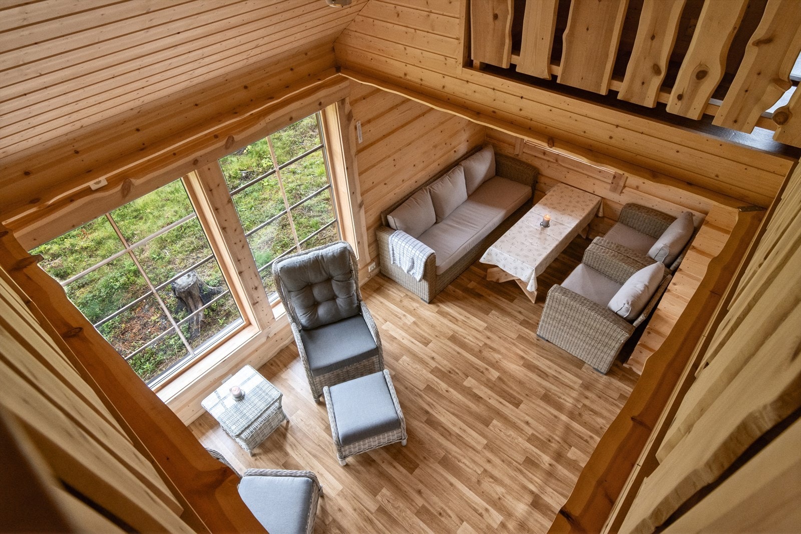 Åpent ned fra loft. Loftet inneholder: Gang, loftstue og 2 romslige soverom med tilsammen 4 senger. Galleribilde