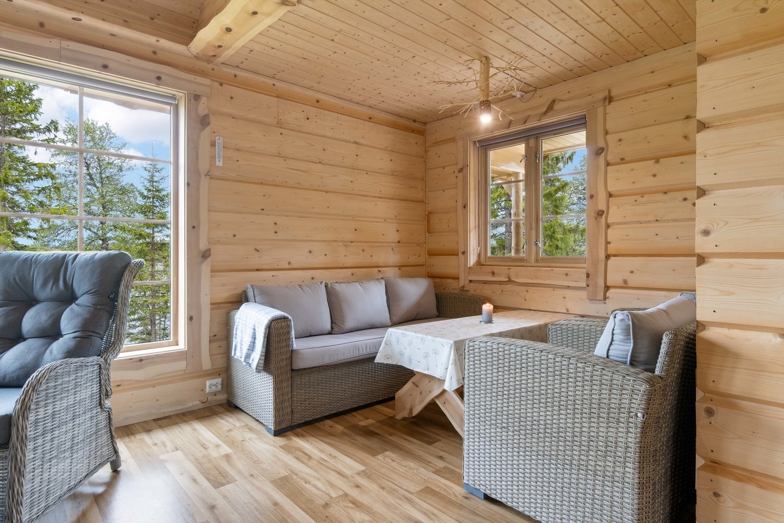 Hytta selges med møbler og inventar som forevist på visning. Galleribilde