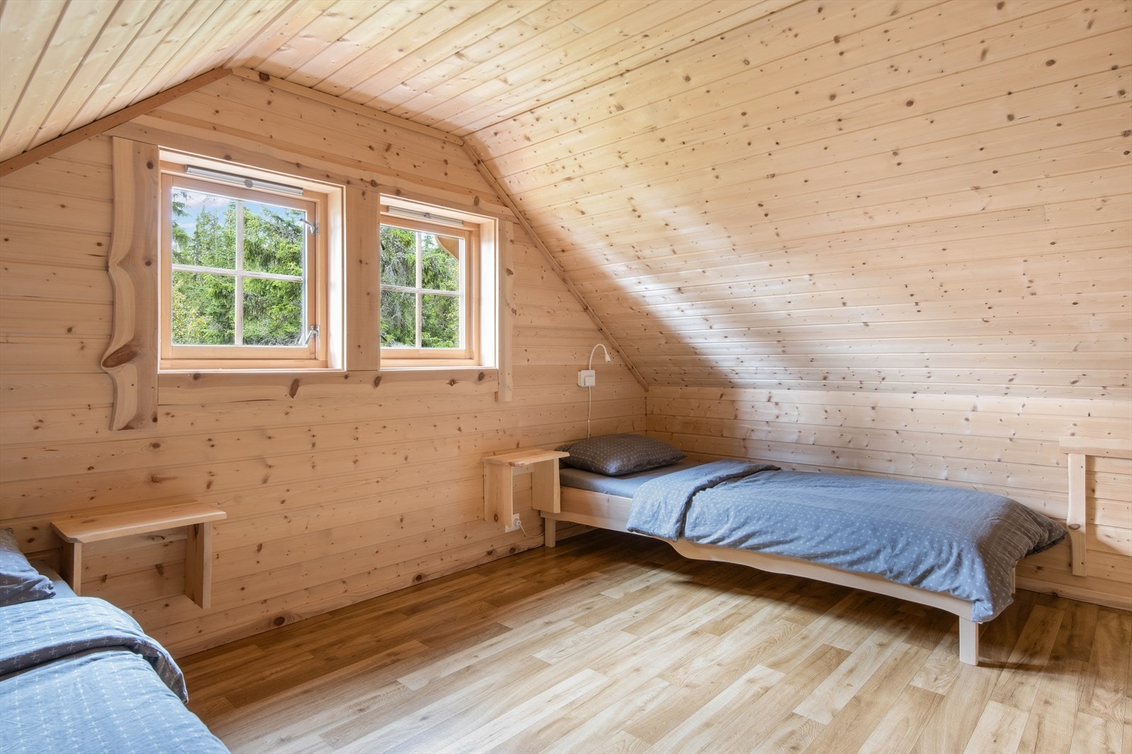 Soverom loft. Begge soverom på loftet har senger på hver sin side. Galleribilde