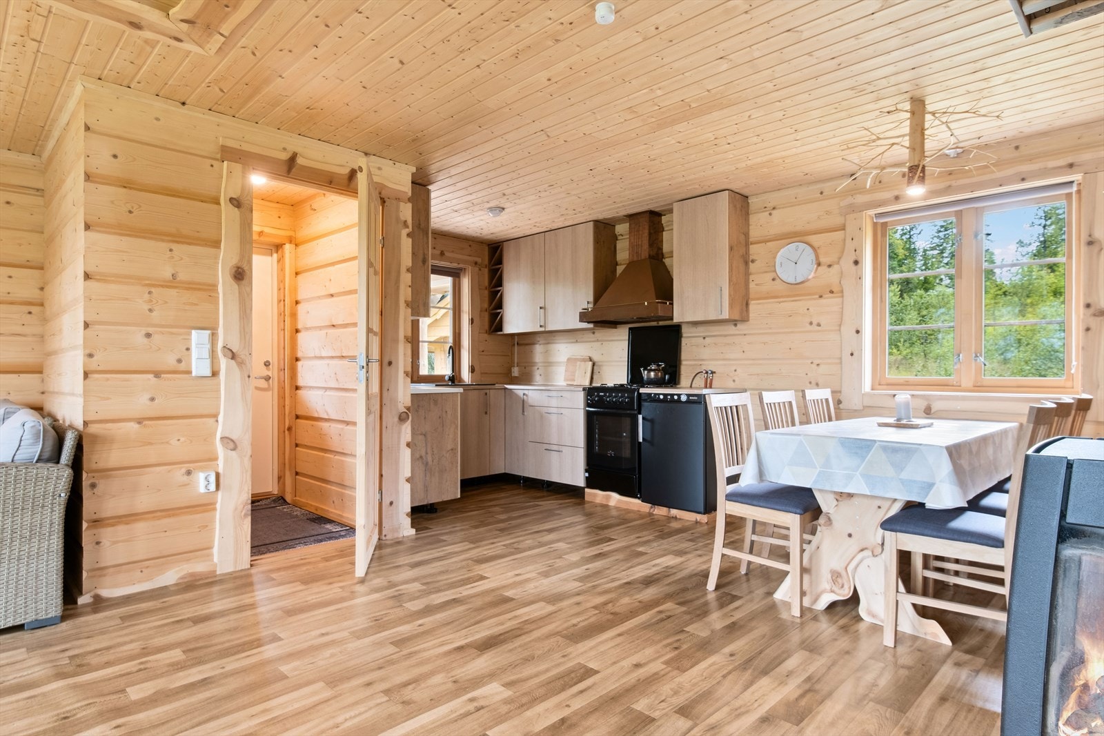 Åpen stue/kjøkkenløsning med plass til ulike møbleringssoner. Galleribilde