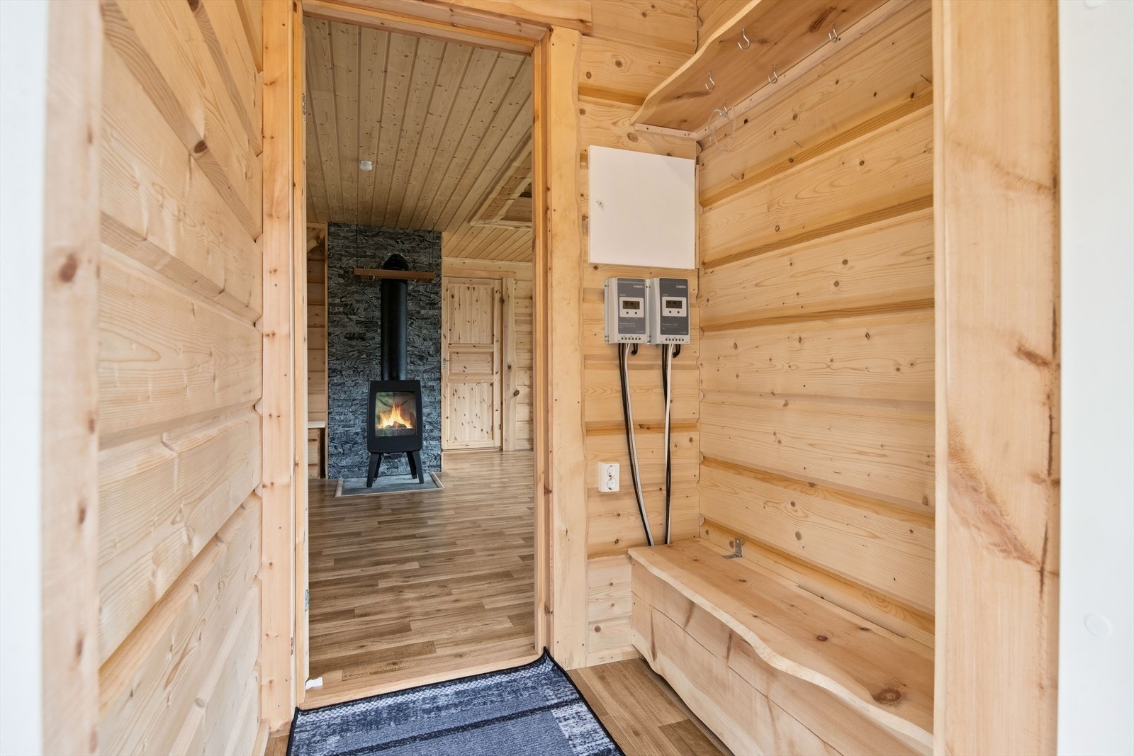 Velkommen inn! Hytta har opplegg for strøm via solcelleanlegg. Anlegget er i dag et 12v anlegg som er klargjort for 240v. (krever omformer til 240) Galleribilde