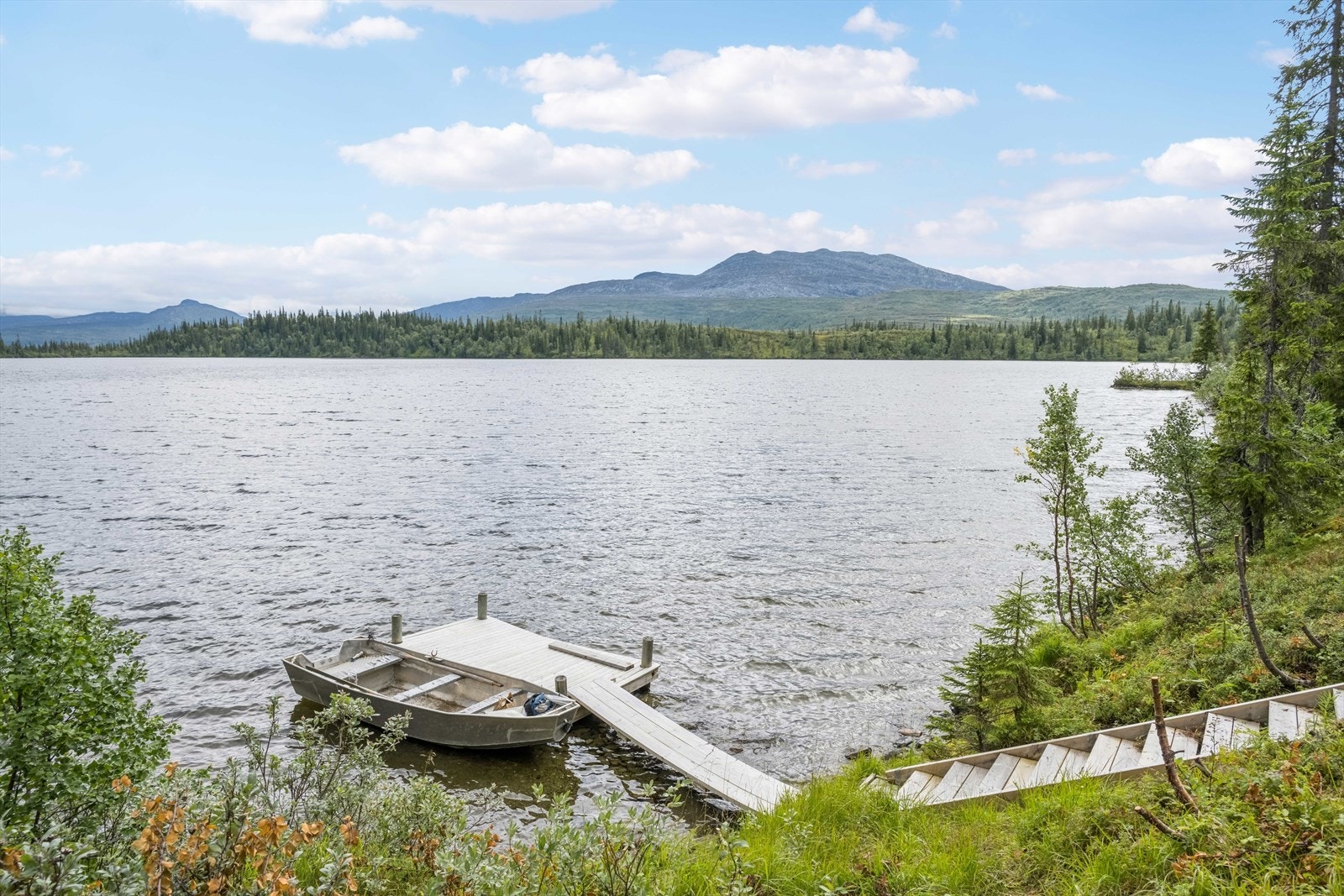 Brygge nedenfor hytta, med medfølgende aliminiumsbåt m/ motor. Galleribilde