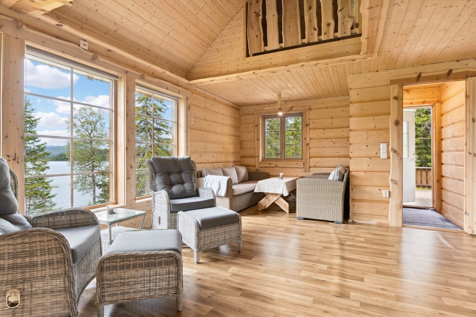 1 etasje inneholder: Entré, bad, stue/kjøkken og soverom. Galleribilde