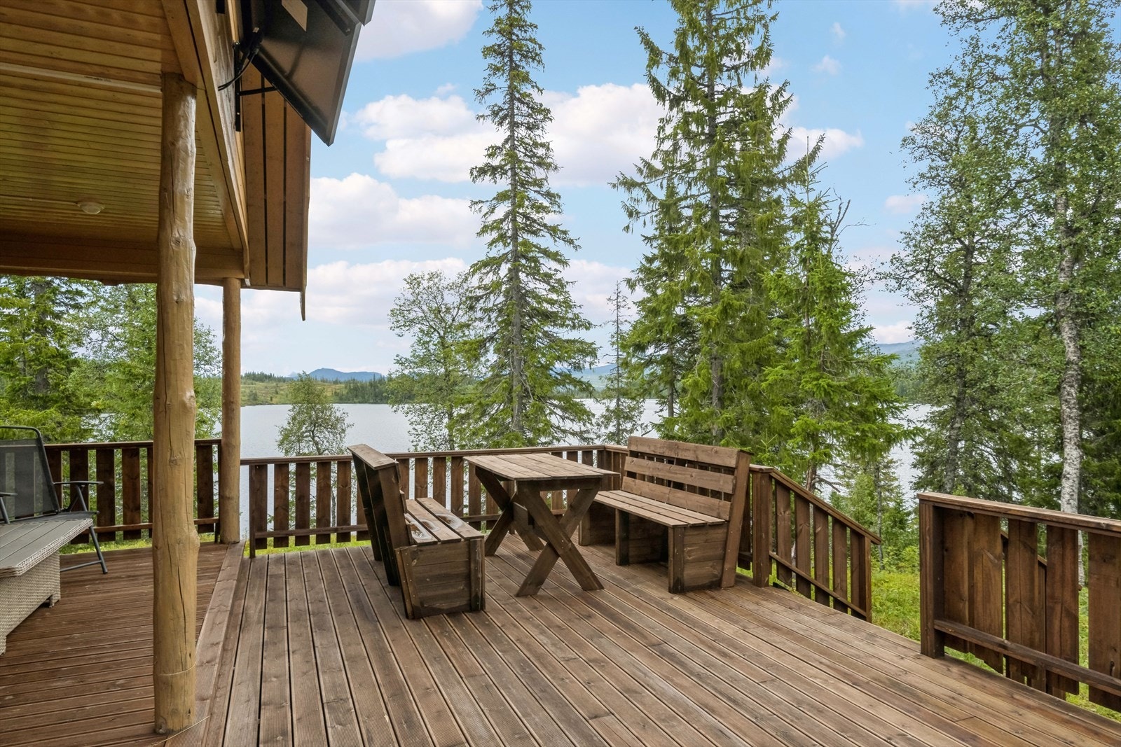 En romslig terrasse i royalimpregnert materiale med fin utsikt uttover Krokvatnet! Galleribilde