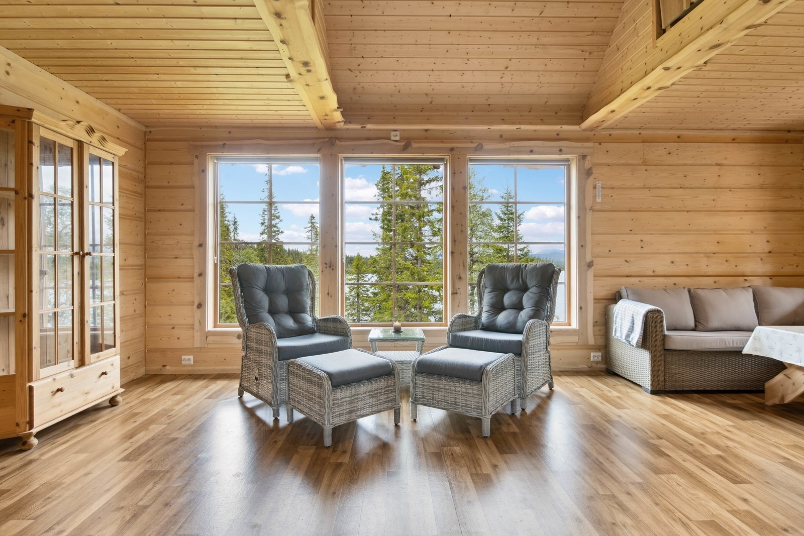 Store vindusflater er vendt mot Krokvatnet! Galleribilde