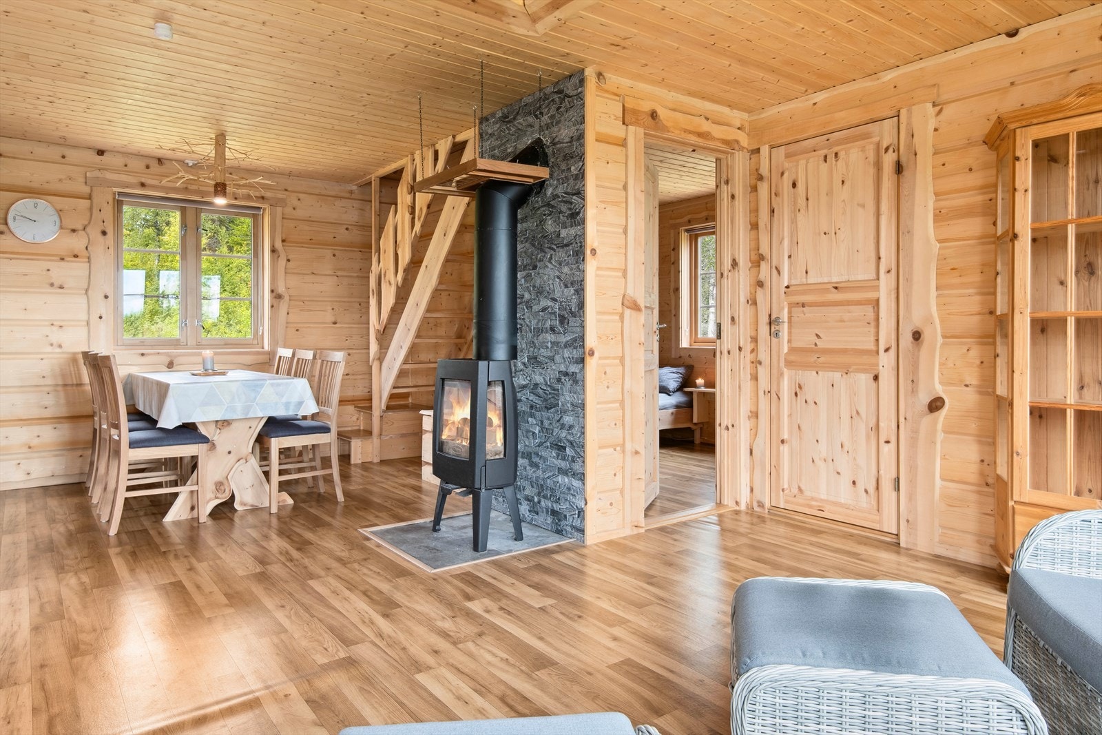 Vedovn med stålpipe og fasadeskifer bak ovnen. Galleribilde