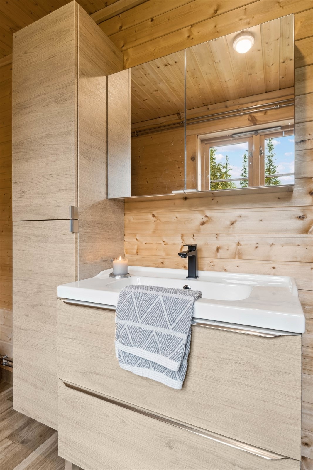 Godt med innredningsmuligheter i servantskap, høyskap på siden, samt speilskap. Galleribilde