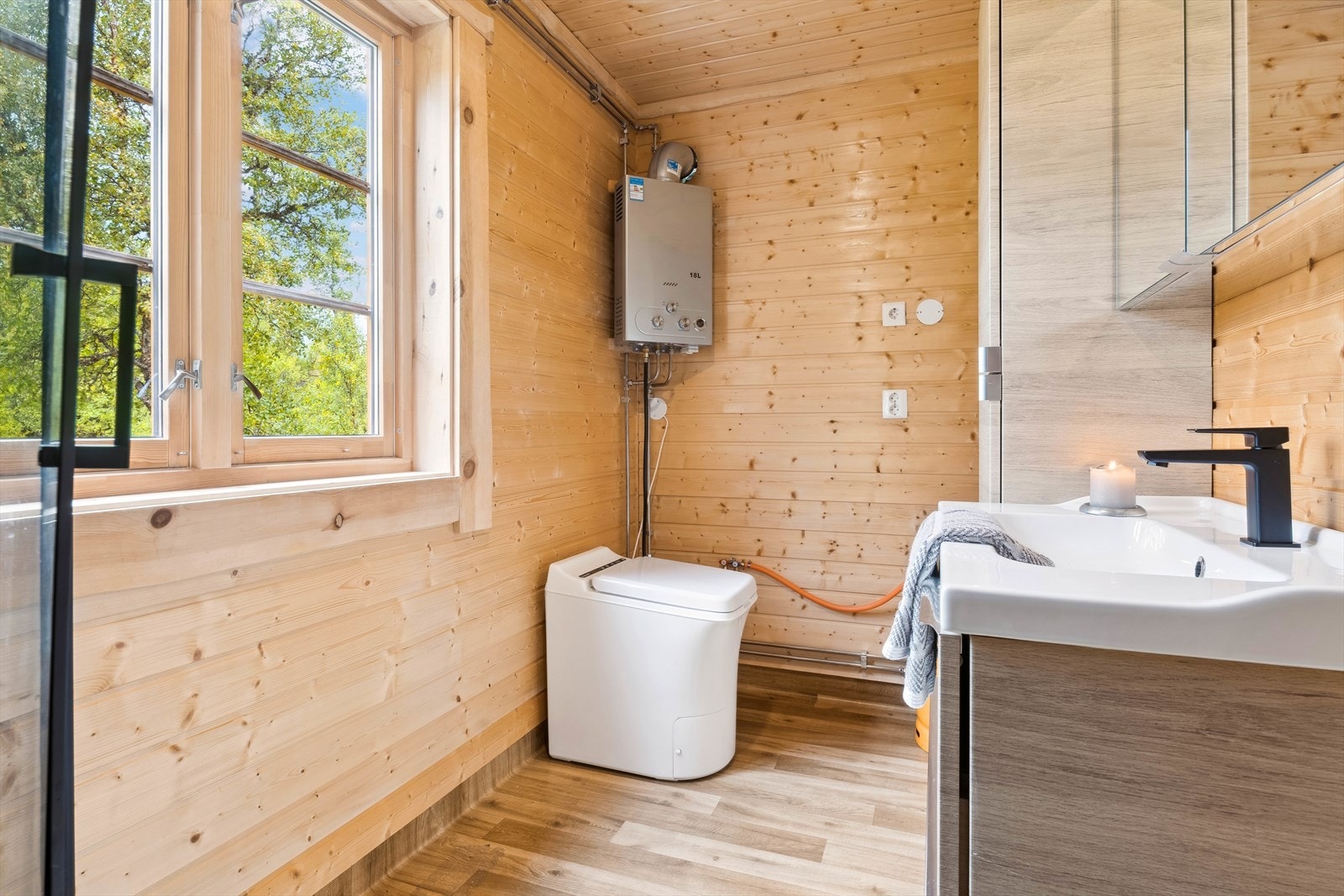 Forbrenningstoalett og gassfyrt varmtvannstank. Galleribilde