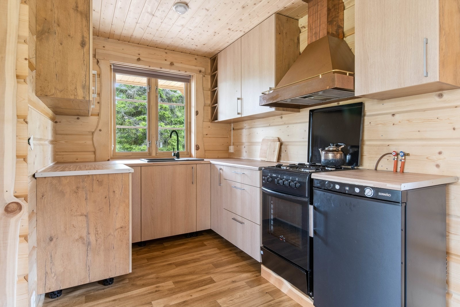 Kjøleskap og komfyr er gassfyrt. Kjøkkenvifte på 12v med avløp gjennom vegg Galleribilde