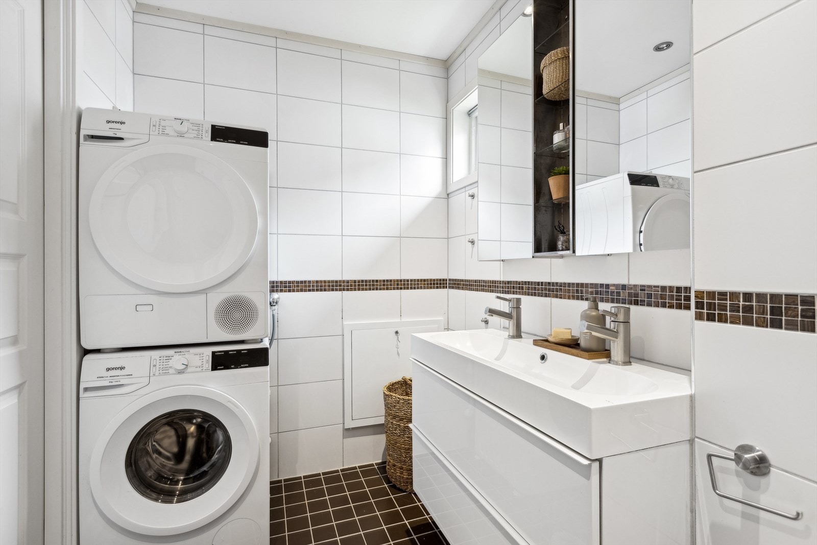 Baderommet har opplegg for vaskemaskin og tørketrommel. Galleribilde