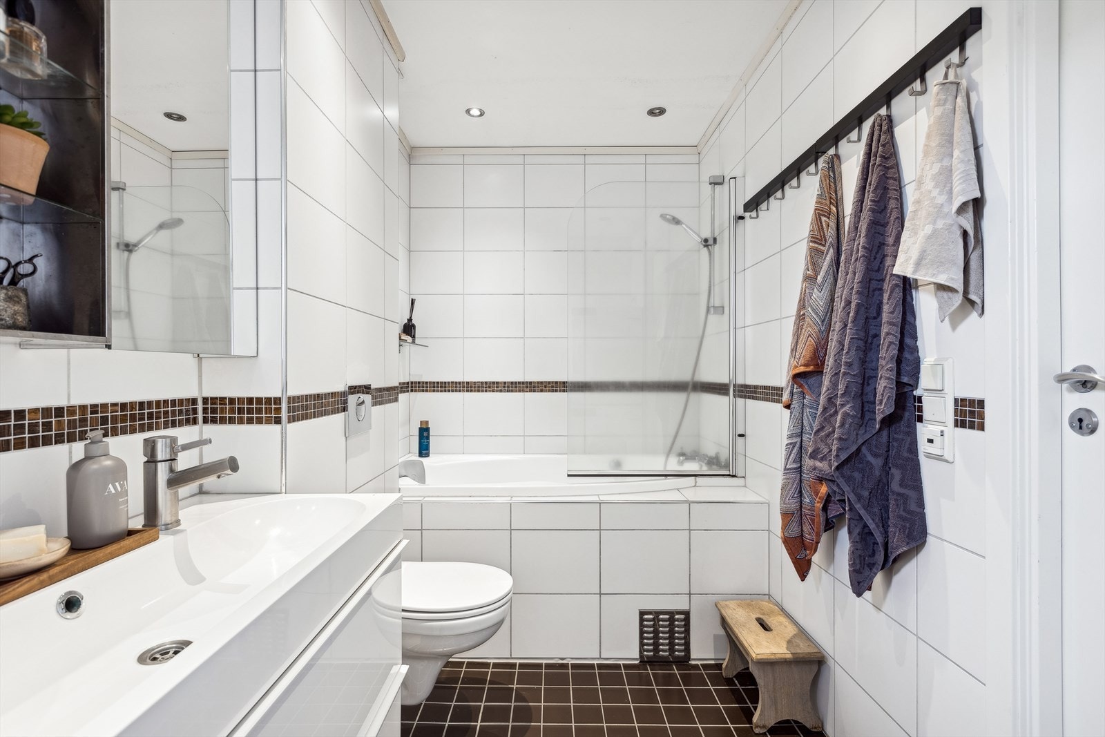 Flislagt baderom med badekar. Galleribilde