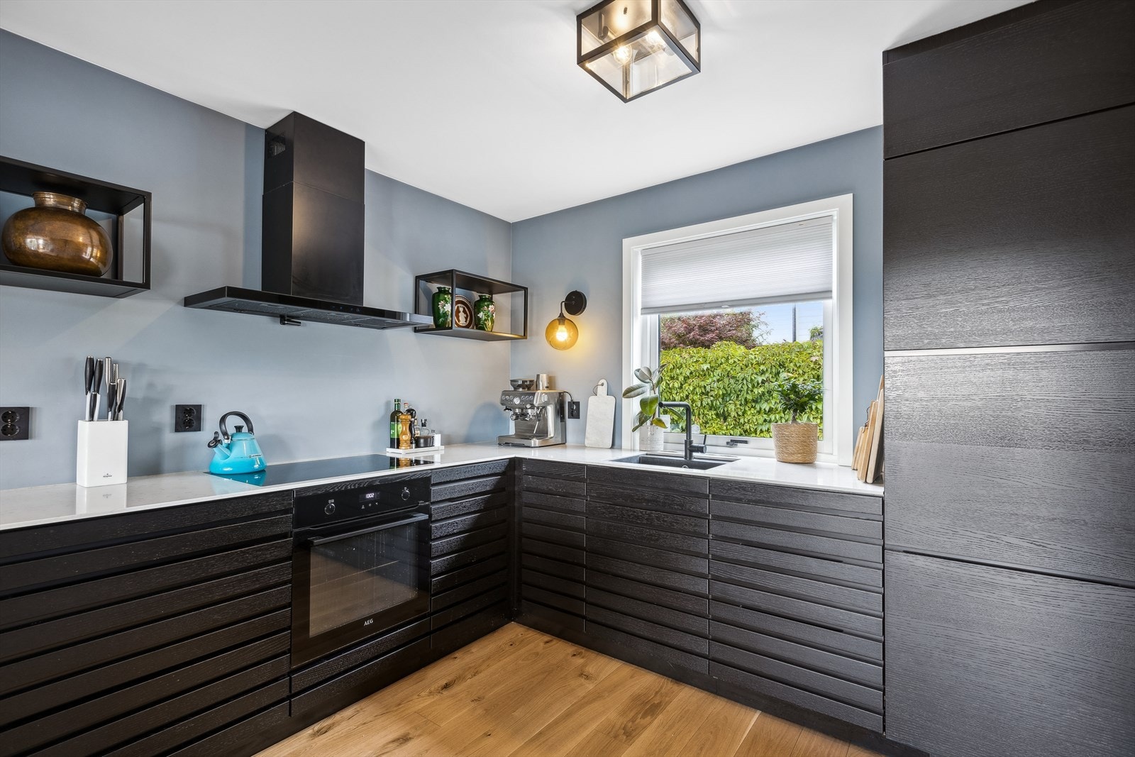 Innredningen er utstyrt med integrert stekeovn, platetopp, oppvaskmaskin og kjøleskap. Galleribilde