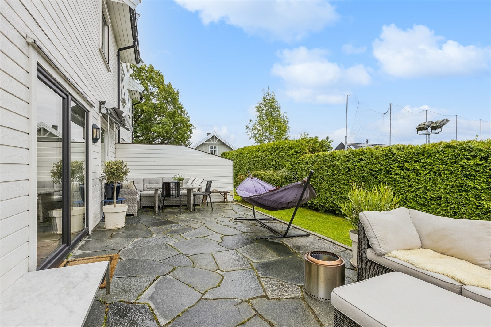 Eiendommen har pent opparbeidet uteområde med skiferbelagt uteplass på ca. 41 kvm. Galleribilde