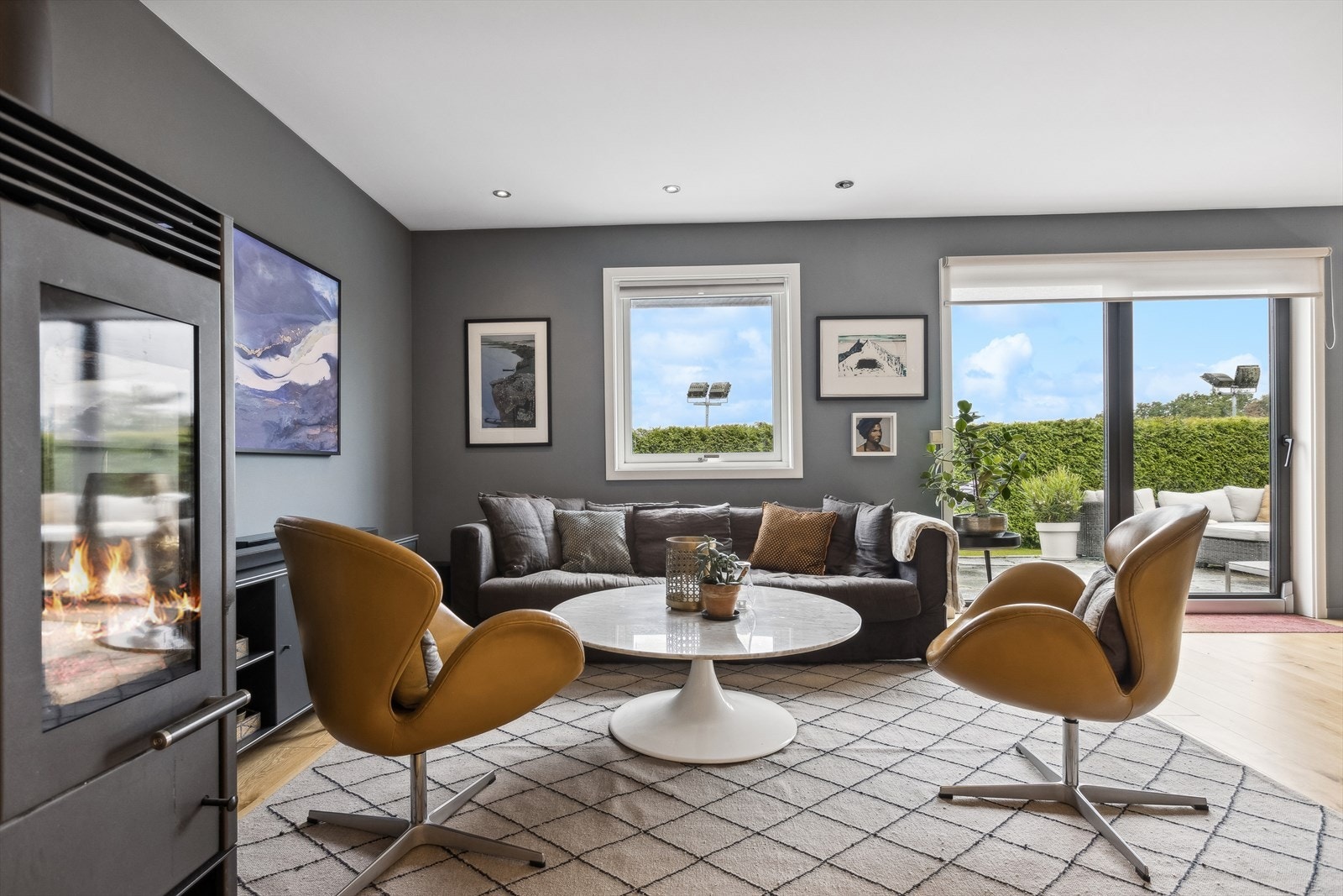 Boligen går over tre plan og inneholder blant annet stue/kjøkkken i åpen løsning, bad, toalettrom, loftstue og tre soverom, Galleribilde