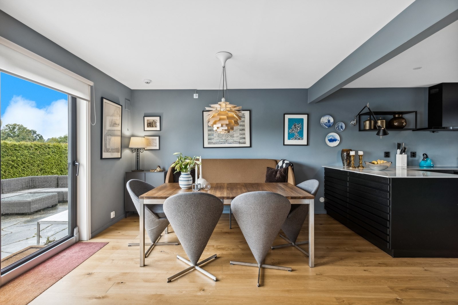 I stuen og kjøkkenet ble det lagt ny 1-stavs parkett med varmefolie i 2019. Galleribilde