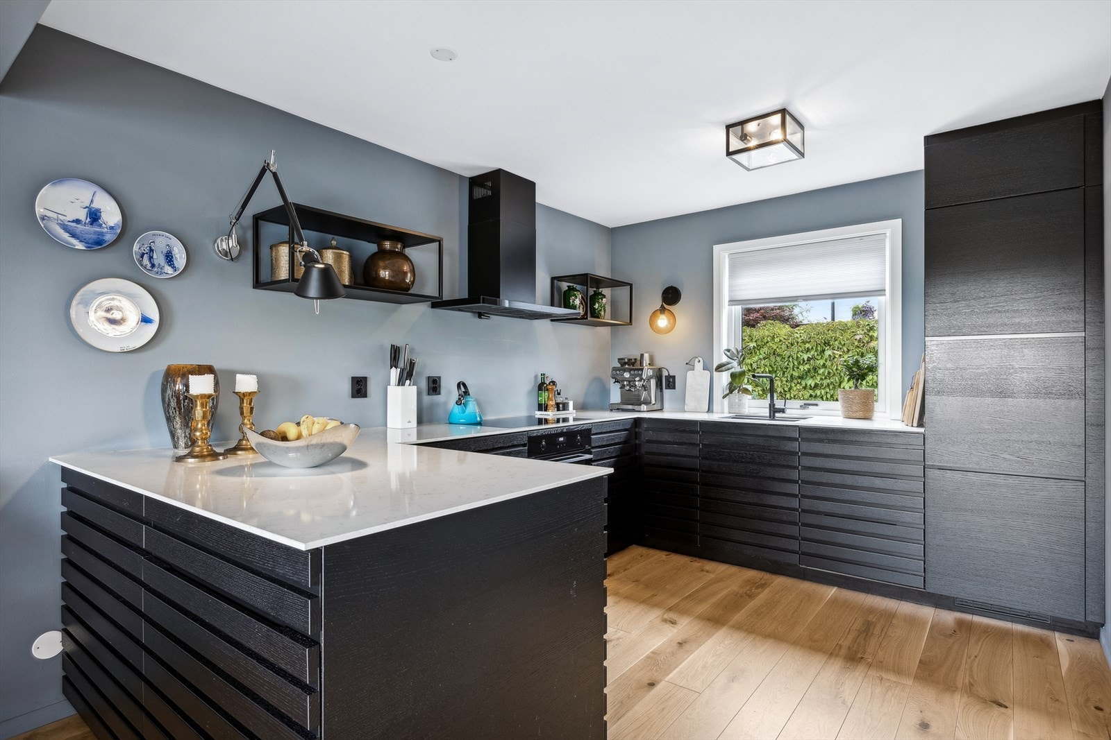 Kjøkkeninnredningen har rikelig med sakp- og benkeplass. Galleribilde