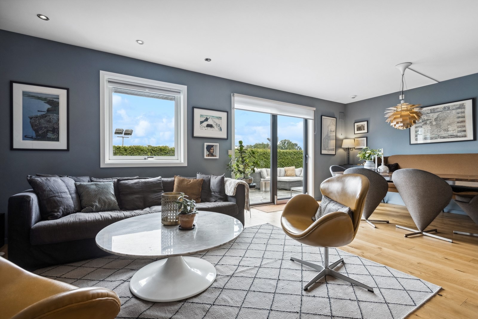 Stuen er lys og trivelig, med store vindusflater. Galleribilde