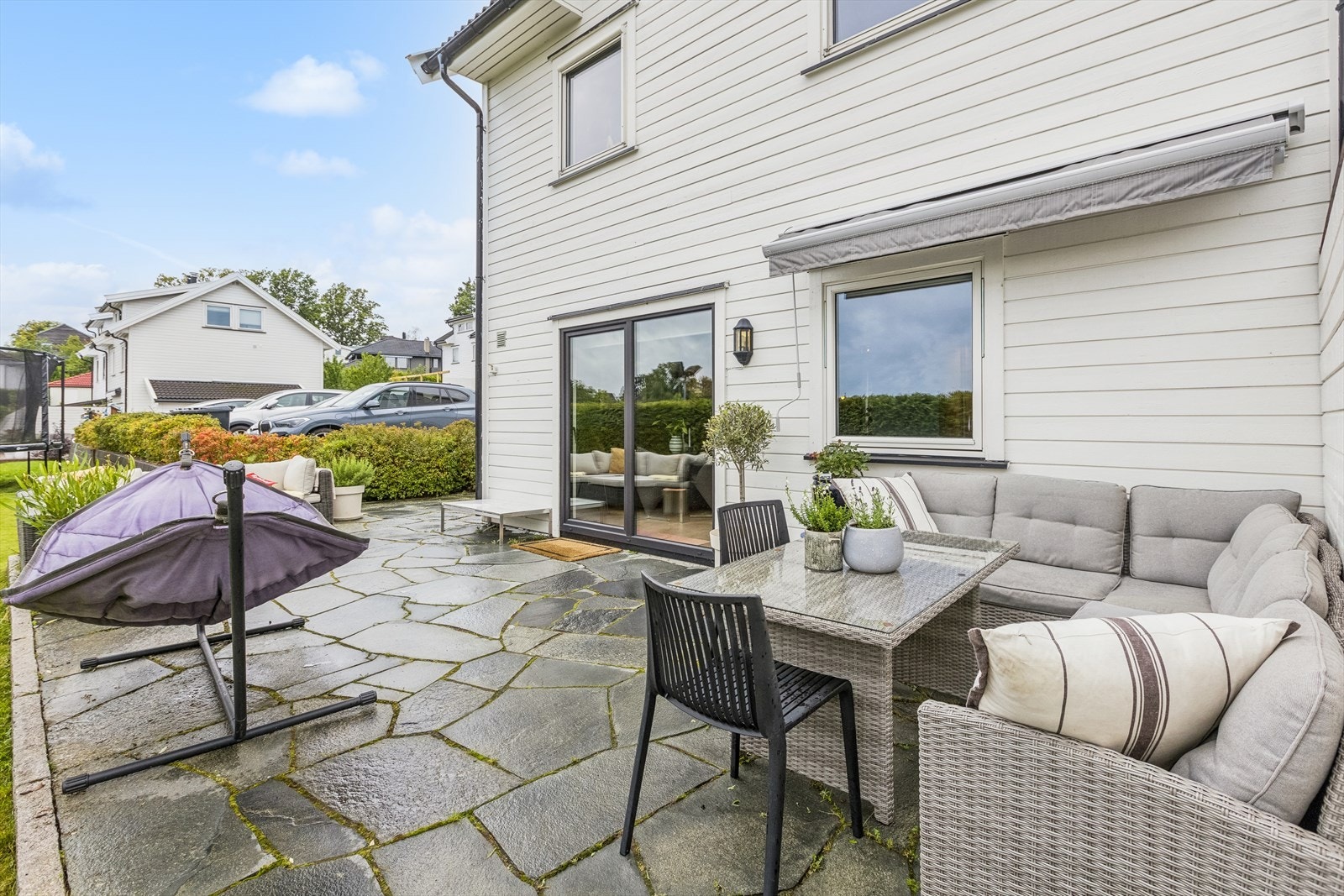 Uteplassen er sørvestvendt, og har meget gode solforhold. Galleribilde