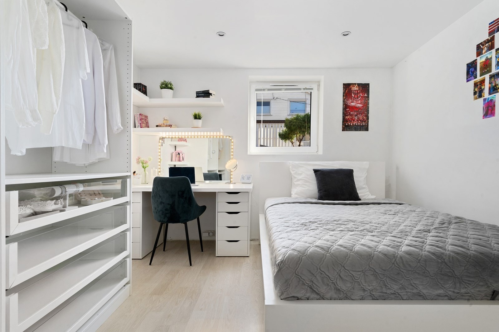 Romslig delikat soverom med god plass til seng , nattbord og skrivebord. Galleribilde