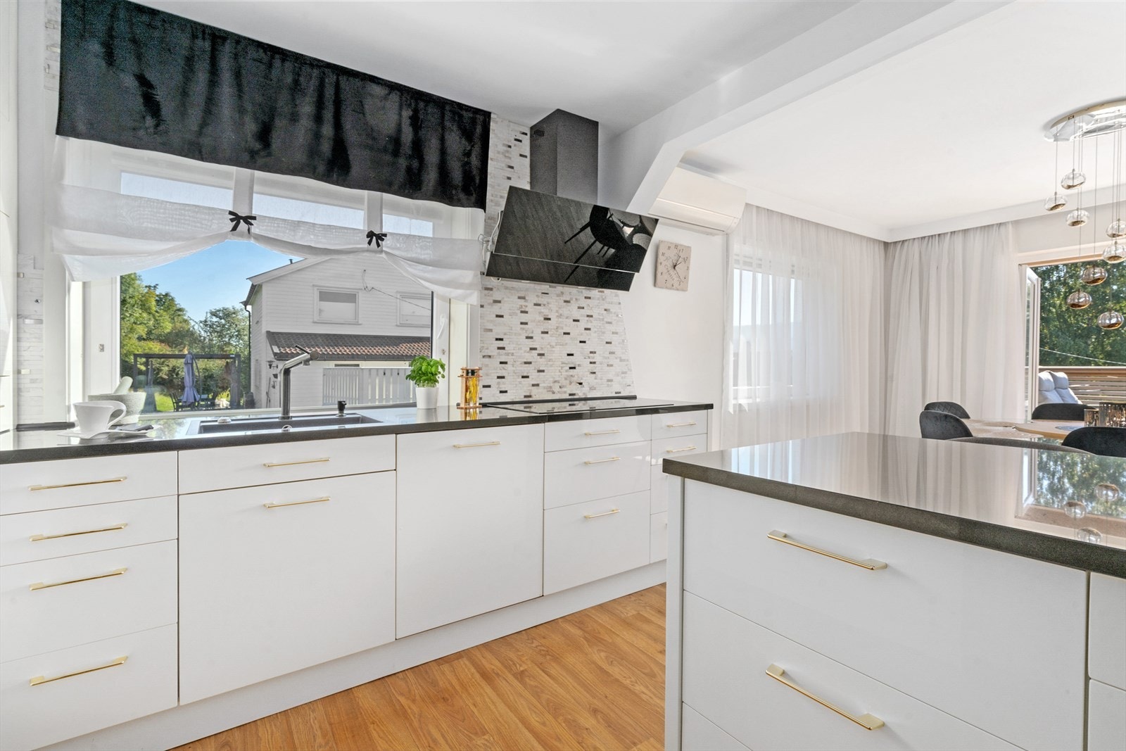 Godt bed benkeplass og godt med skap til oppbevaring. Nedfelt oppvaskkum, integrert mikroovn, Bosch stekeovnen, side by side kjøleskap, stilig ventilator. Galleribilde