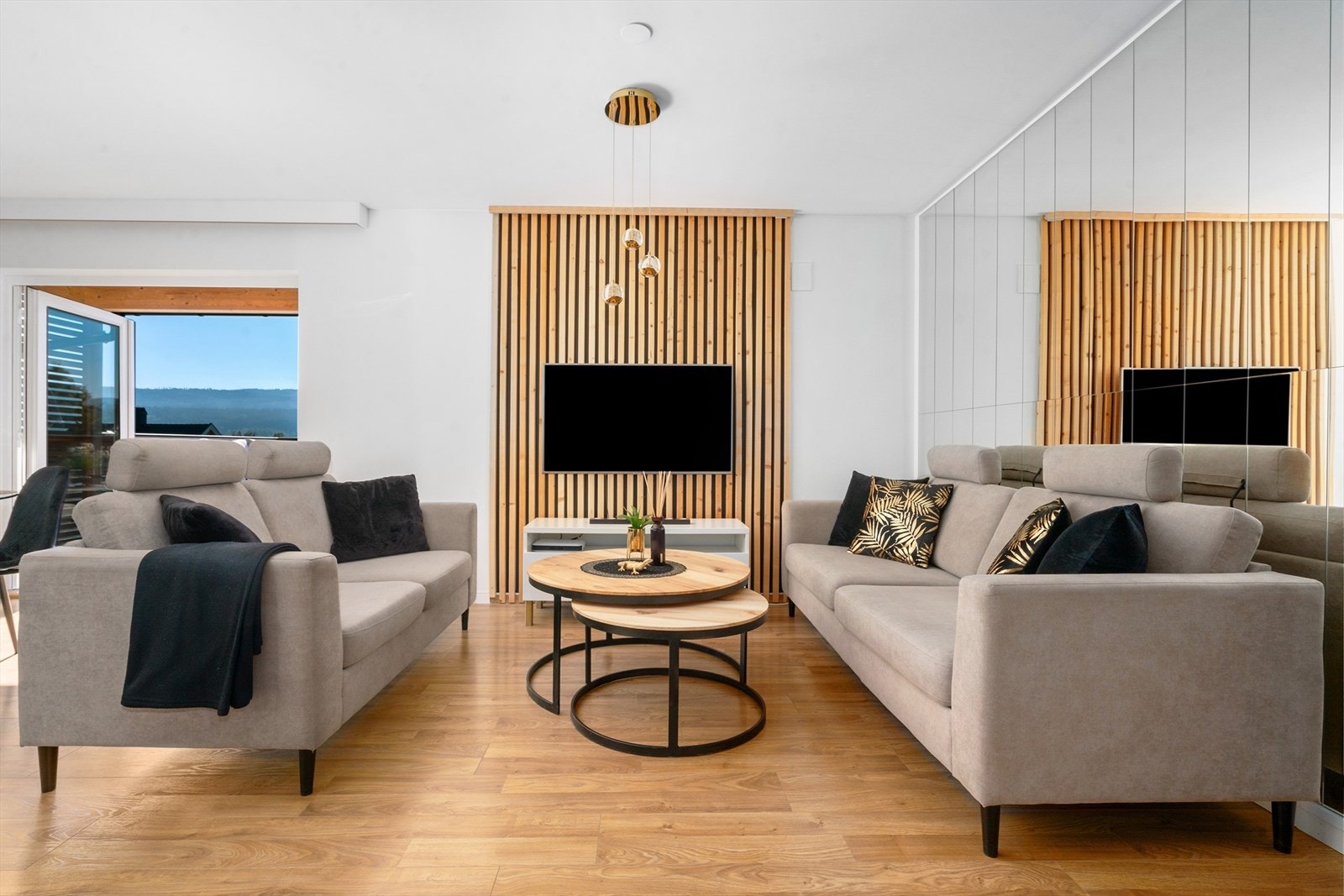 I stuen er den ene veggen med speilfliser og en vegg med spiler. Galleribilde