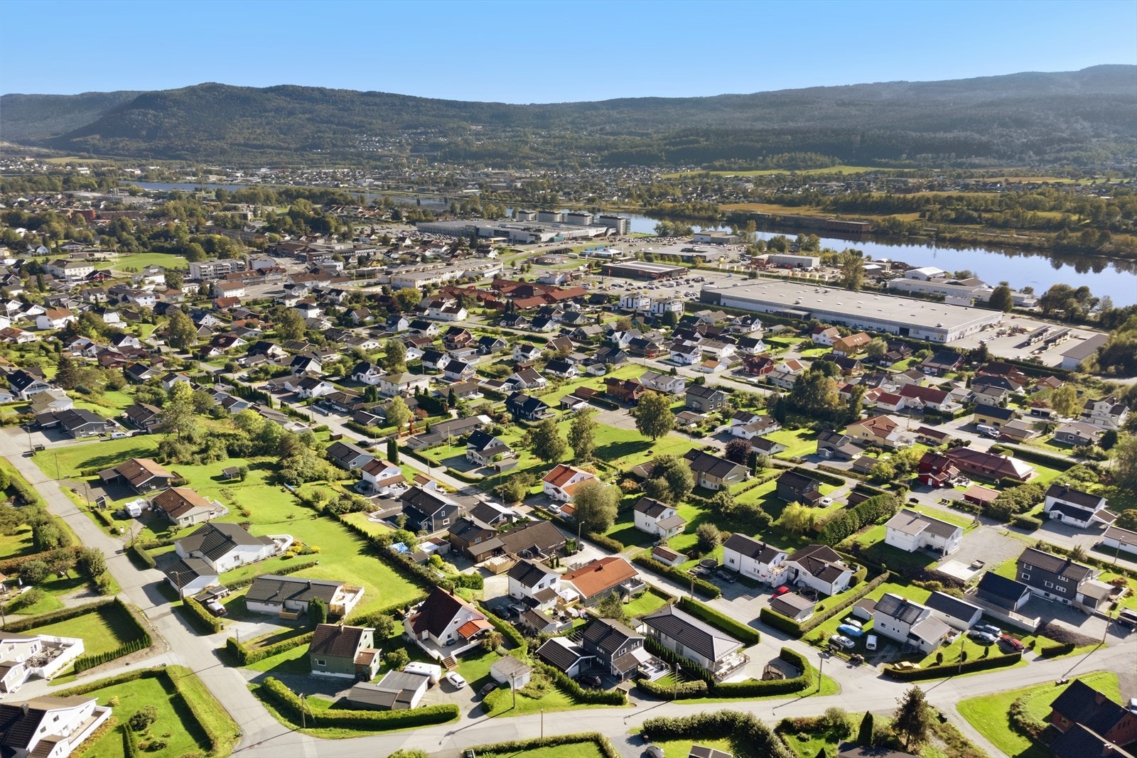 Det er kort vei til Buskerud Storsenter, busstopp, barnehager, skole og idrettsanlegg. Galleribilde