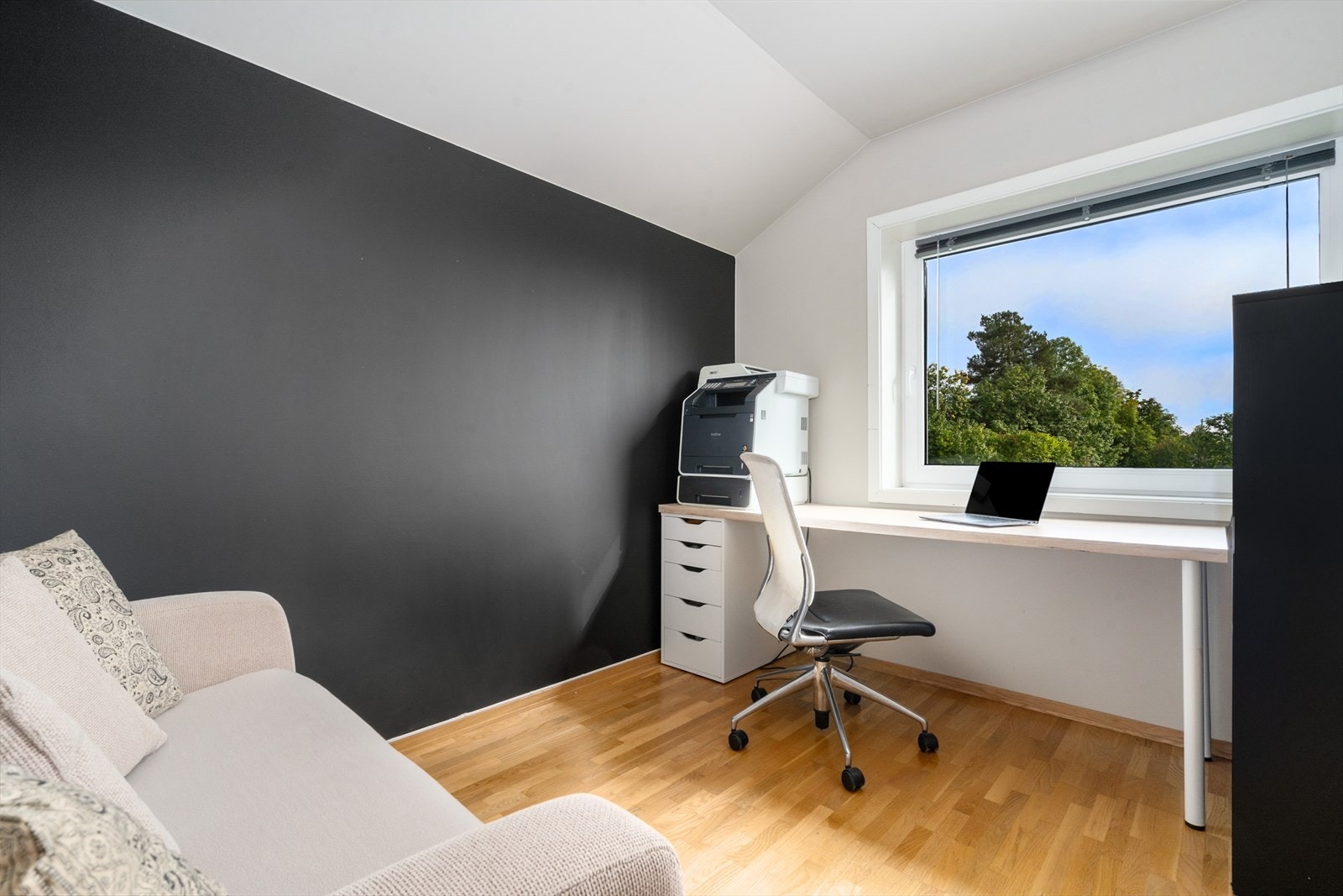 Romslig soverom som blir brukt i dag som kontor. Galleribilde