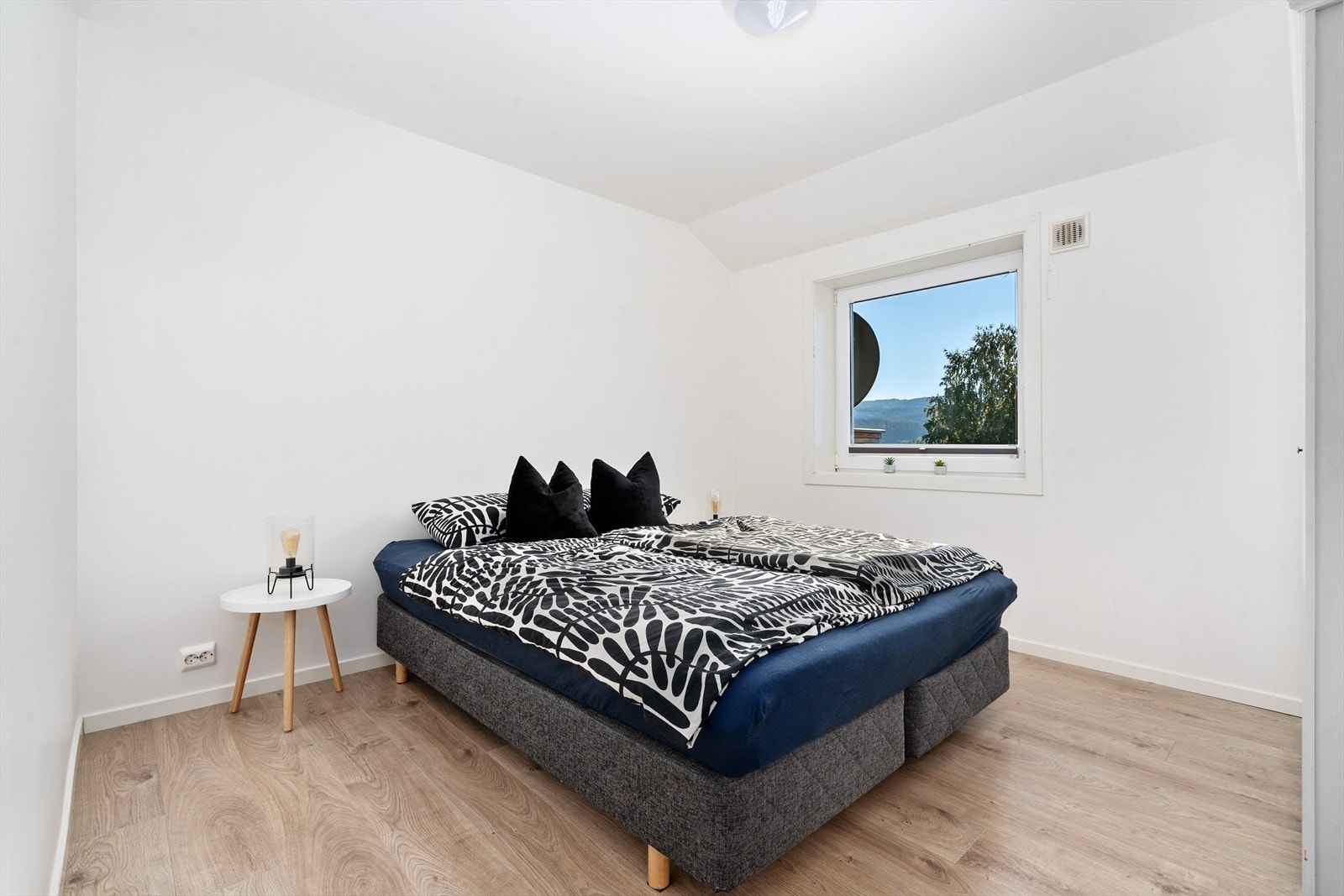 Romslig soverom med plass til dobbeltseng og nattbord. Galleribilde