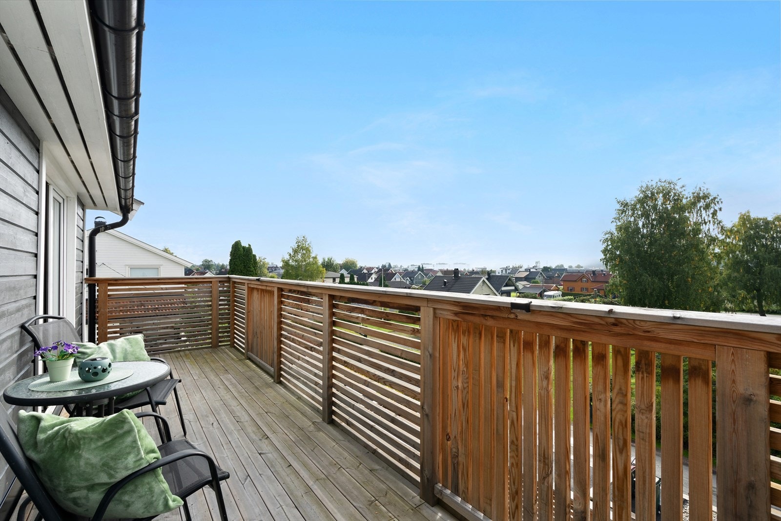 Balkong ut fra soverommet i 2.etasje med plass til to stoler. Galleribilde