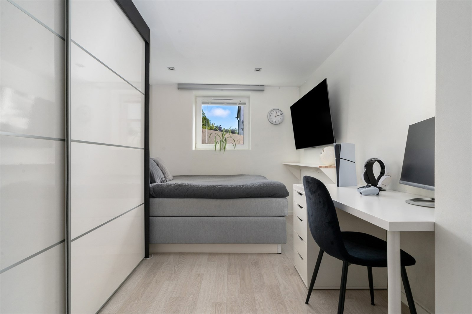 Her er det plass til seng, skrivebord og gode skyvedørsgarderobe. Galleribilde