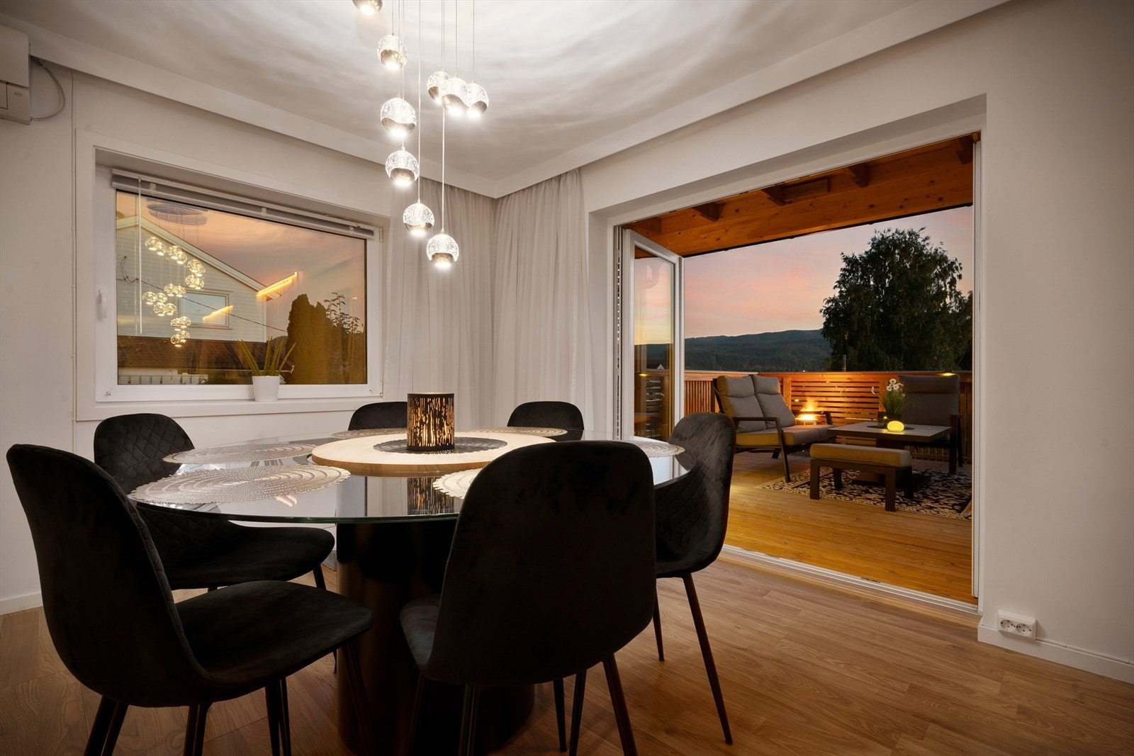 Spisestue med utgang til veranda. Galleribilde