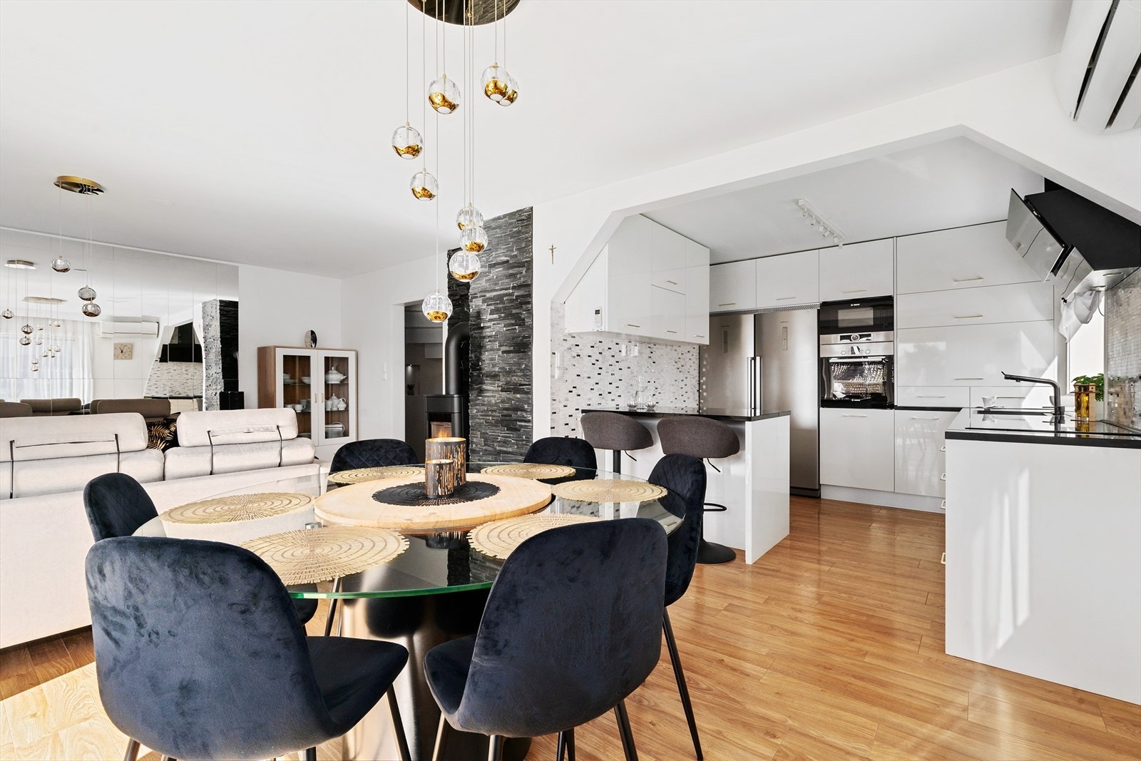 Det er åpen stue/kjøkken løsning. Utenfor kjøkkenet er det plass til spisebord. Galleribilde