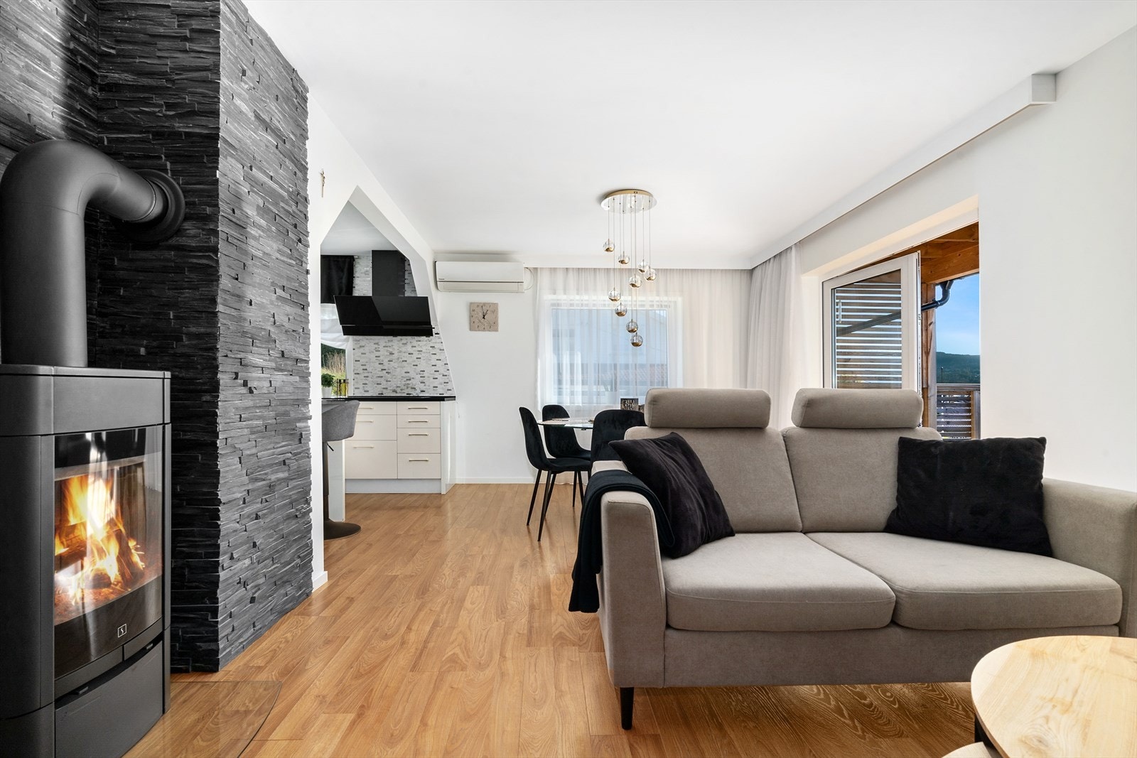 I stuen er det en stilig peis som varmer godt på kalde dager. Galleribilde