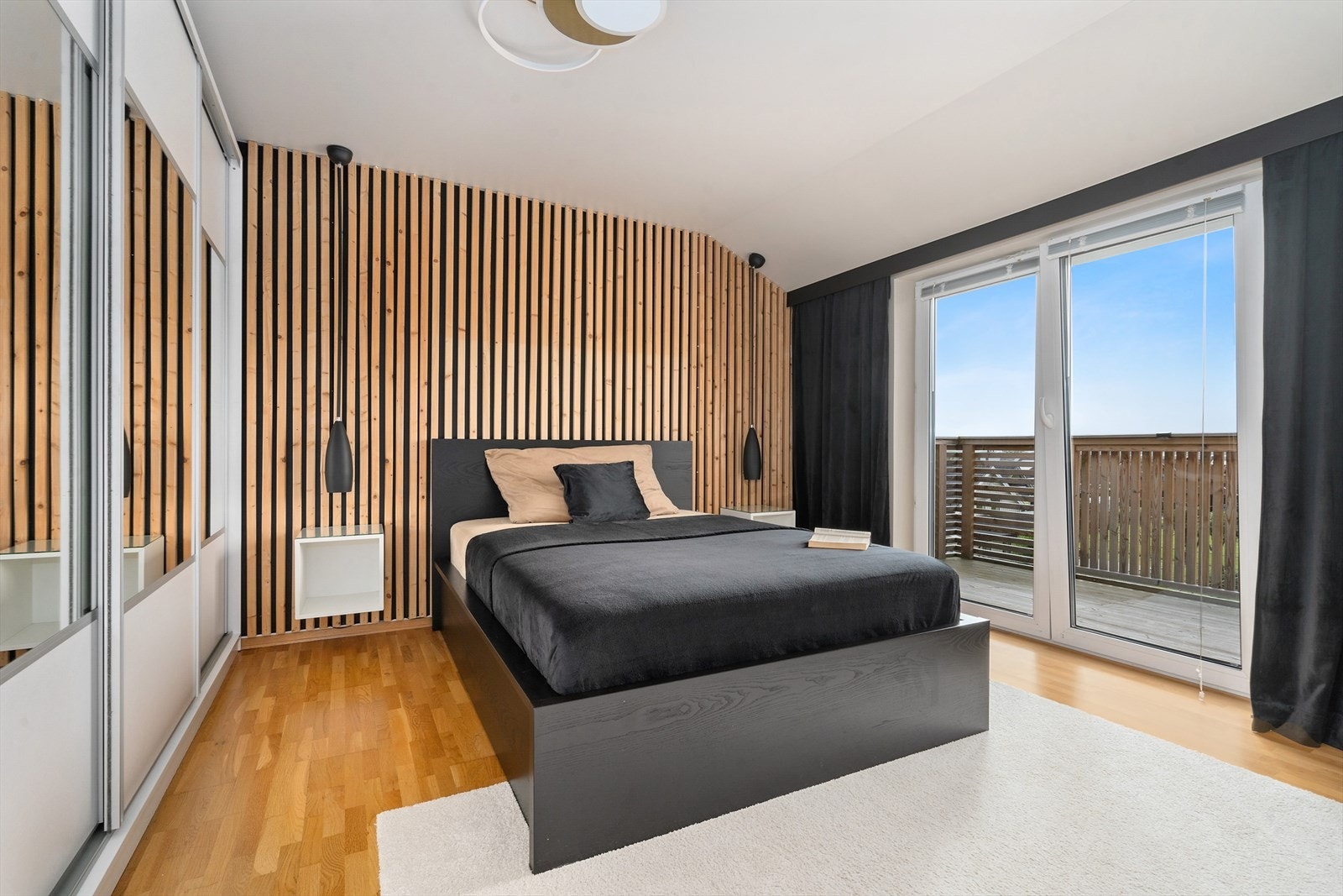 Hovedsoverommet har plass til dobbeltseng og utgang til balkong. Galleribilde