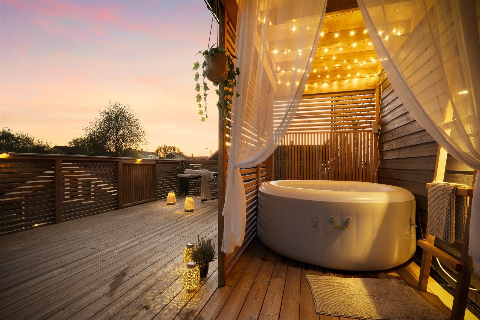 Romslig veranda med overbygget "oppblåsbart" "basseng". Galleribilde