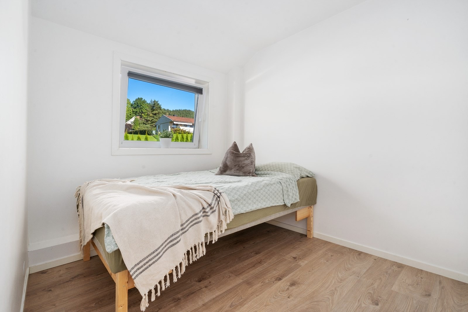 Lyst soverom med vindu som slipper inn mye naturlig lys. Galleribilde