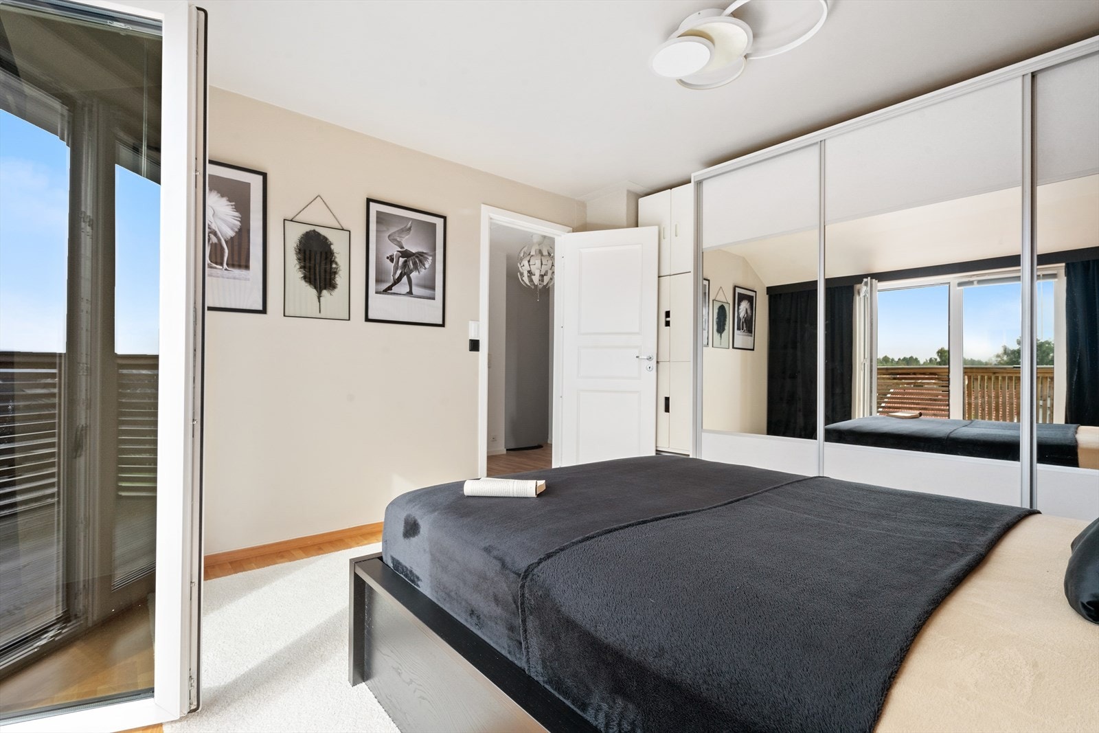 Speildørsgarderober gir god plass til oppbevaring. Galleribilde