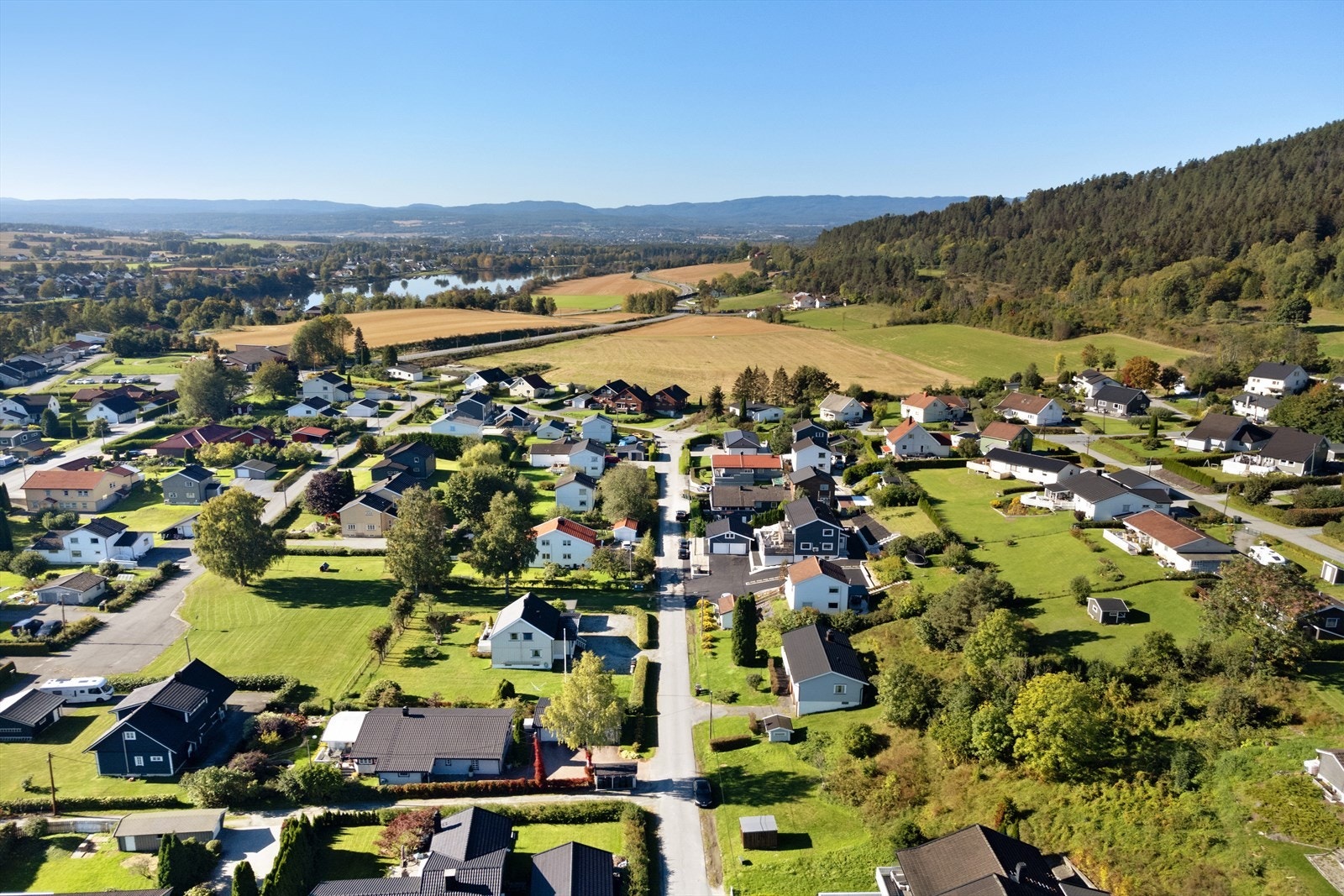 Tomannsboligen ligger på flata i Krokstadelva. Galleribilde