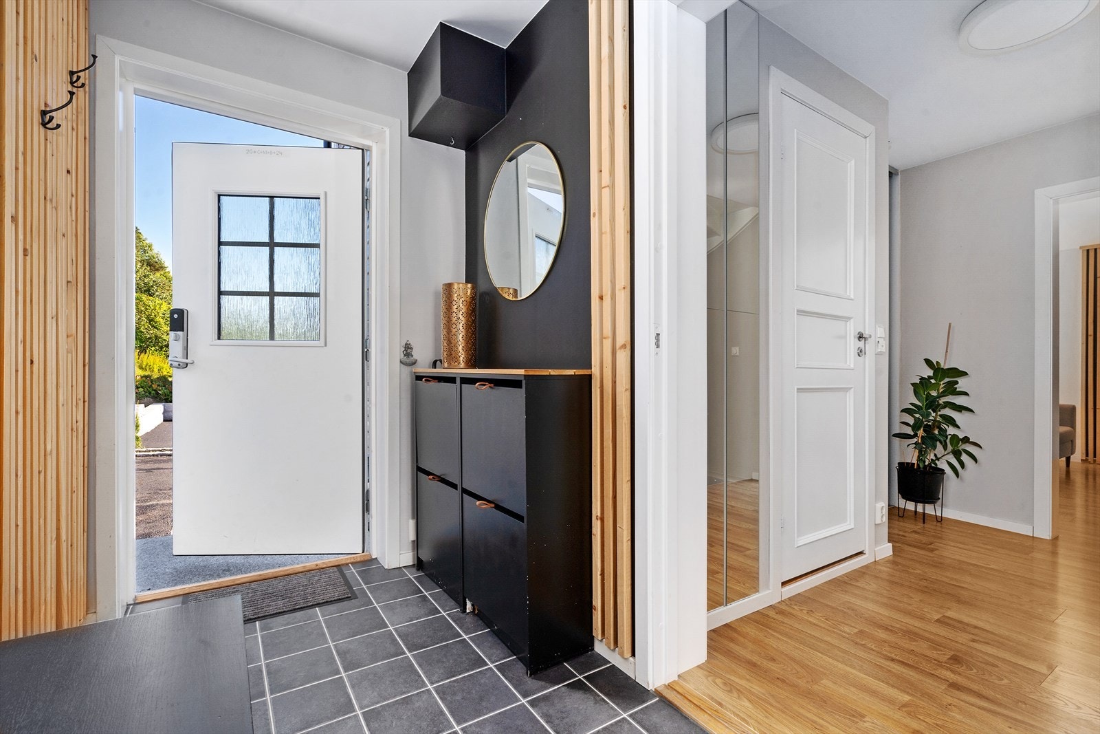 Gangen har fliser og plass til oppbevaring. Galleribilde