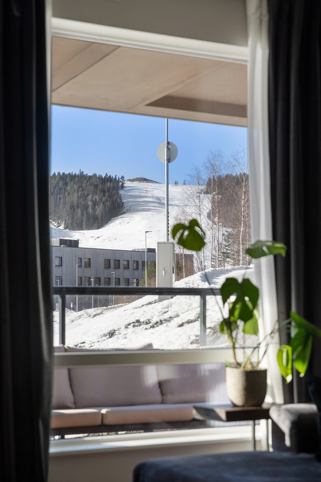 Hyggelig utsikt fra stuevinduet. Galleribilde