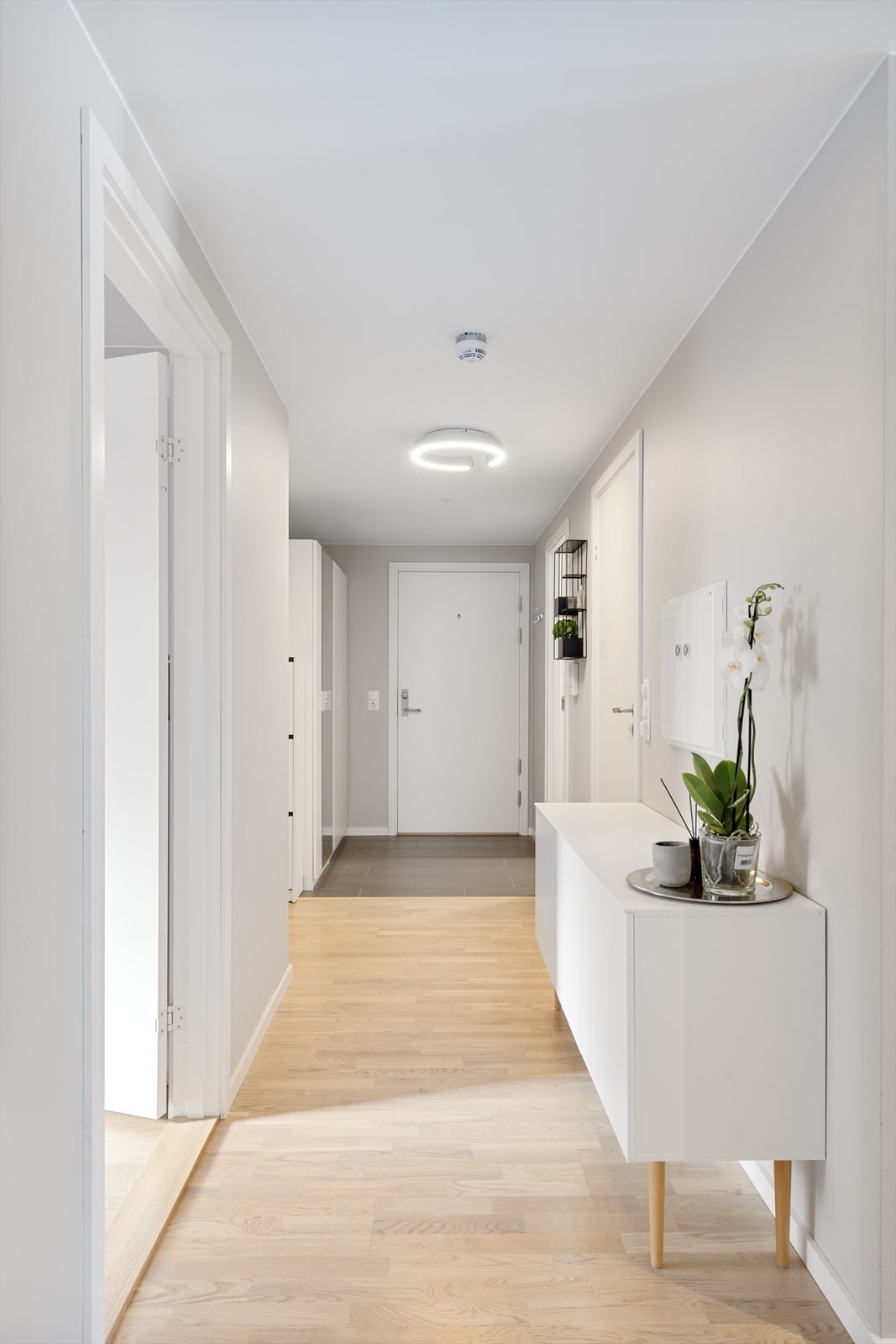 Velkommen inn! Entreen gir et svært godt førsteinntrykk av boligen og har tilgang til alle rom. Galleribilde