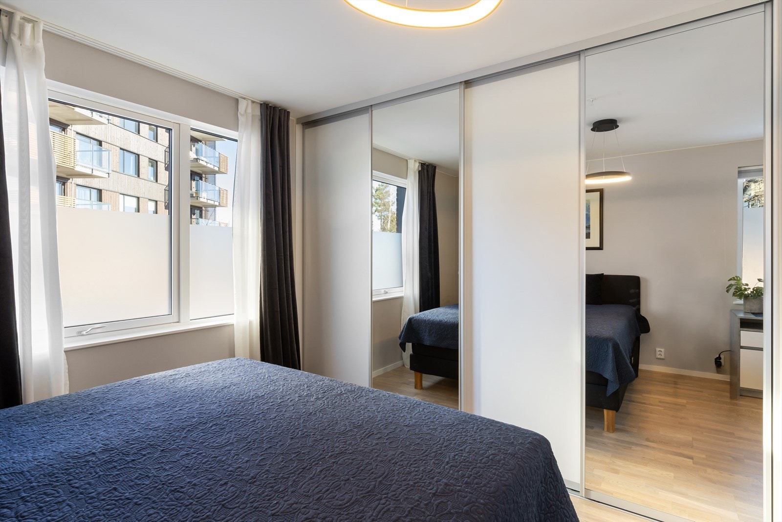 Stor skyvedørsgarderobe med speilfronter. Galleribilde