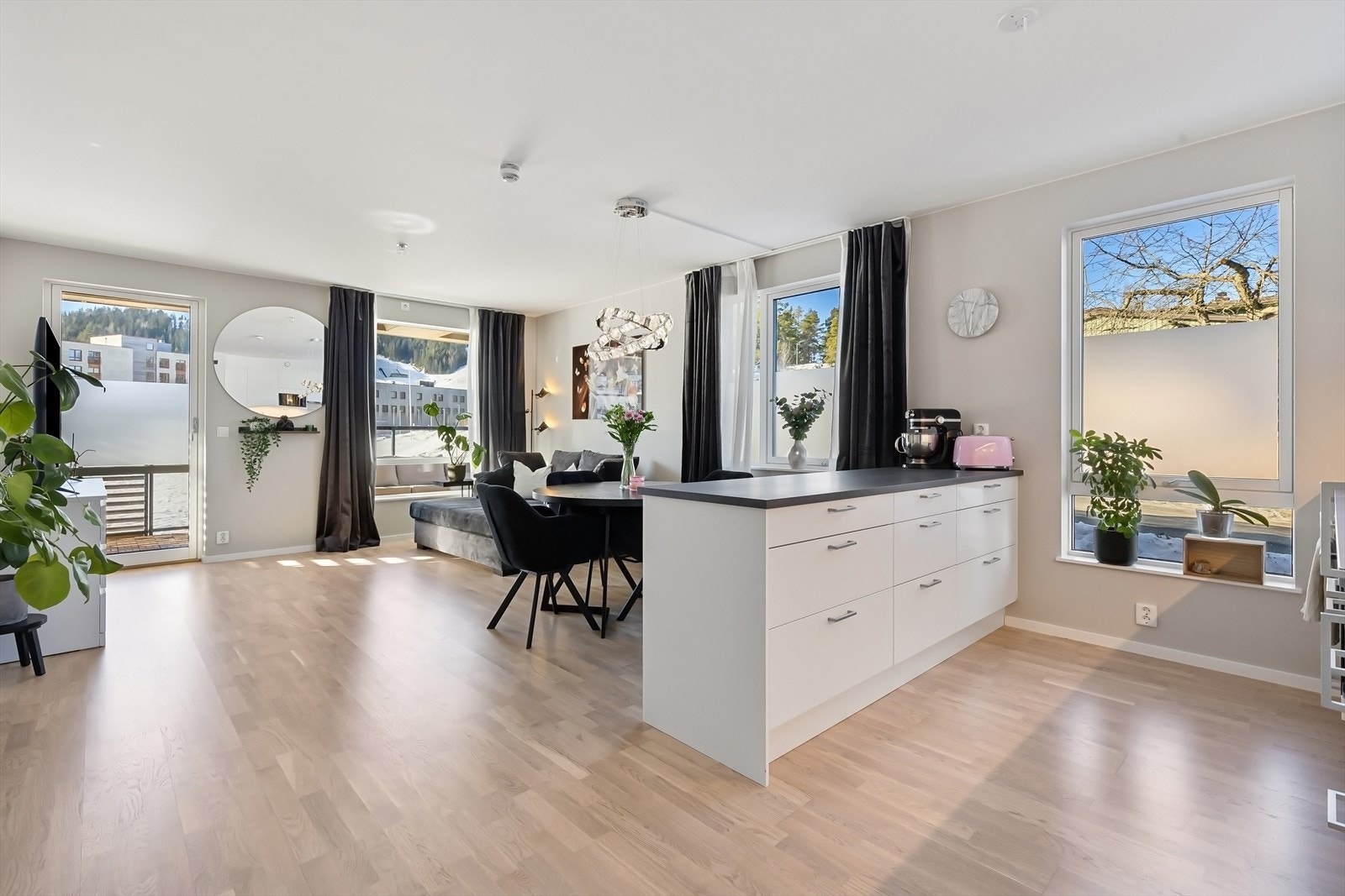 De store vindusflatene bringer godt med naturlig lys inn i leiligheten. Galleribilde