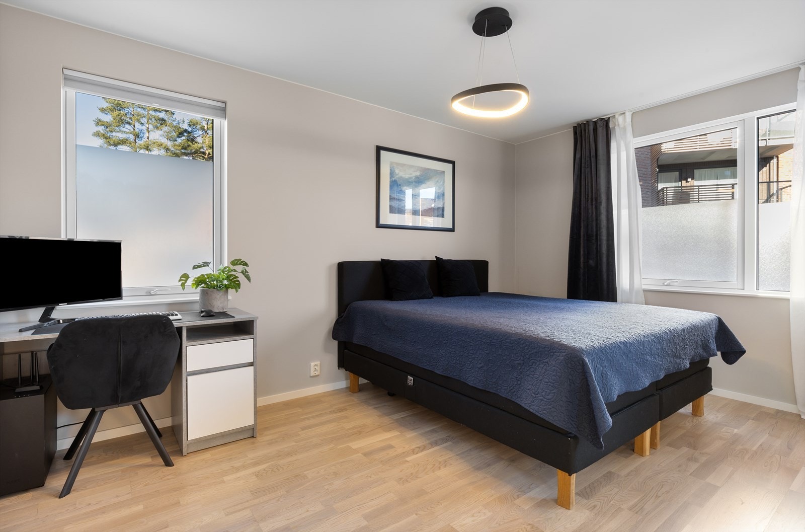 Hovedsoverommet er romslig og har god plass til dobbeltseng, nattbord og garderobeløsning. Det er en romslig skyvedørsgarderobe langs veggen. Galleribilde