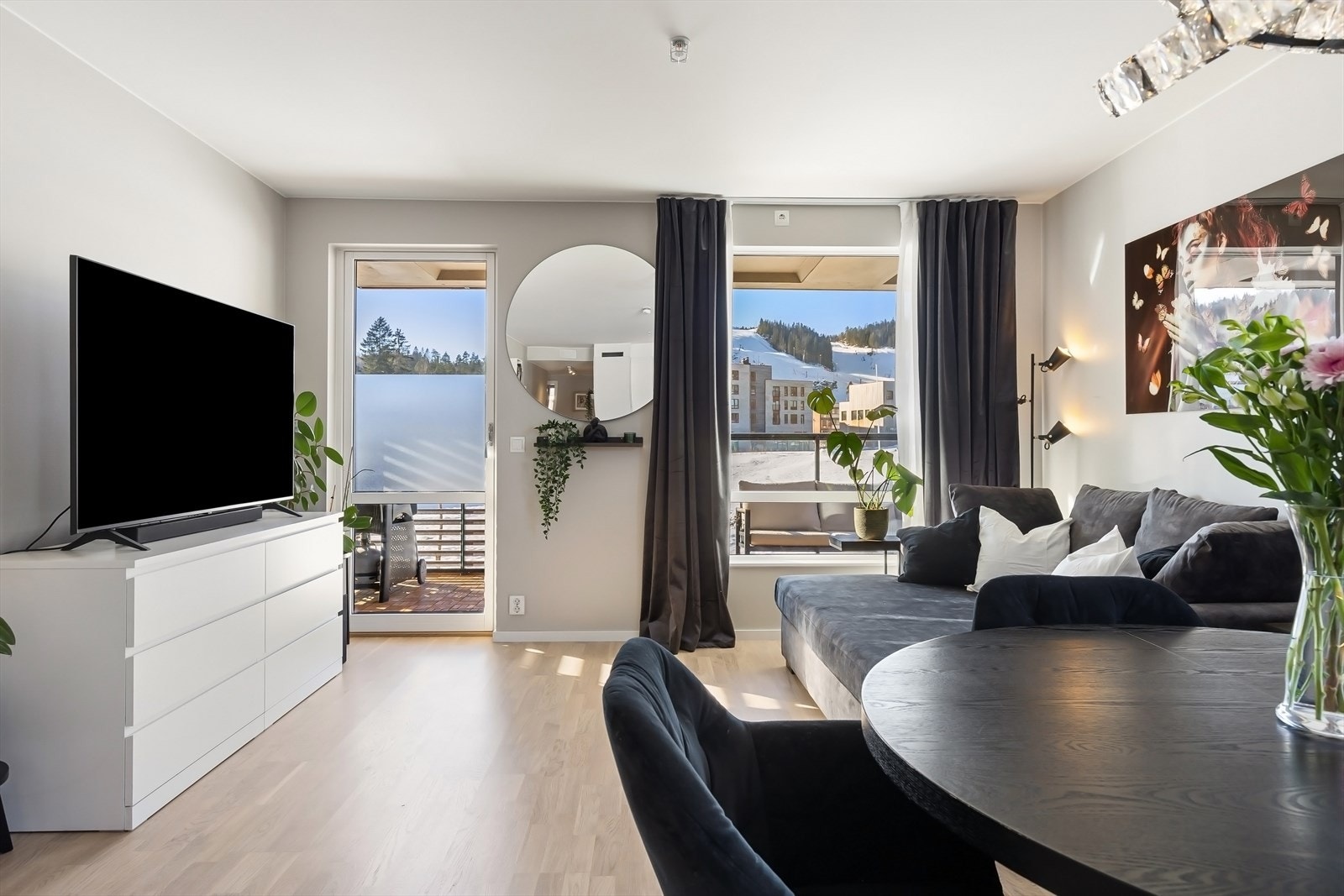 Leiligheten har et romslig oppholdsrom med naturlig soneinndeling for sofagruppe og spisestue. Galleribilde