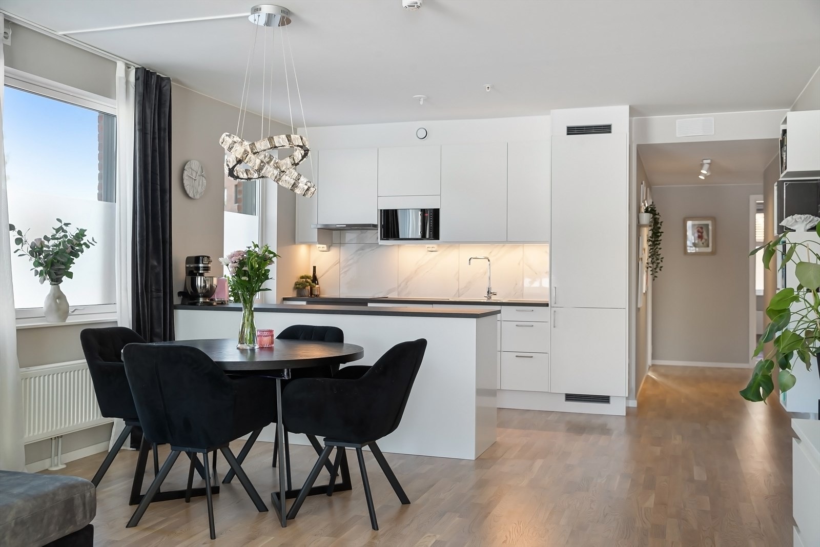 Åslia 11 er en nyere og romslig 4-roms med sentral beliggenhet i Rælingen kommune. Galleribilde