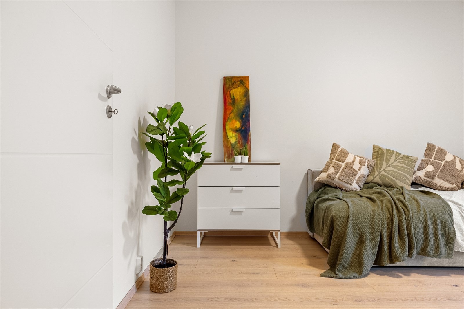 Soverommet i 1. etasje er 9,8 kvm stort. Galleribilde