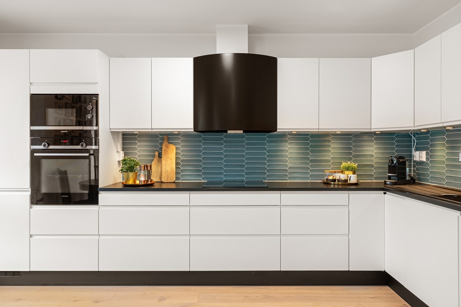 Kjøkkenet er fra Designa og er av god kvalitet. Dette var et av flere tilvalg selger foretok seg da de kjøpte boligen prosjektert. Galleribilde